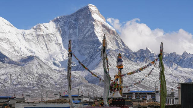 实拍西藏亚东卓木拉日雪山 银峰藏寨绘就春日盛景