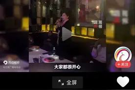 男生除夕在KTV陪未来丈母娘情歌对唱！气氛很好，网友羡慕了。图片