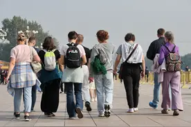 2023年10月23日，北京，游客纷纷穿短袖游览天安门广场图片