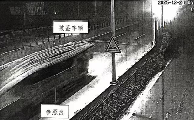 出租车追尾大货车致女乘客伤重去世，交警认定两车同责，多方发声