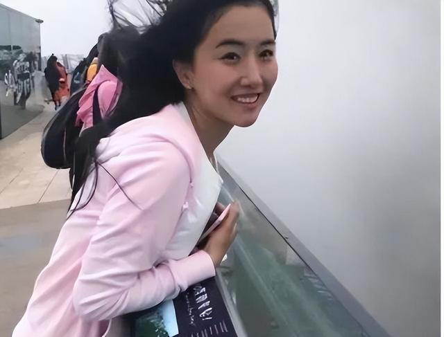 翟欣欣获刑12年，做人没有底线，法律就得好好“伺候”