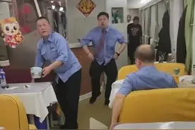 乘务员餐车吃饭被怼后续来了：央媒发声，狠狠打脸广铁集团图片
