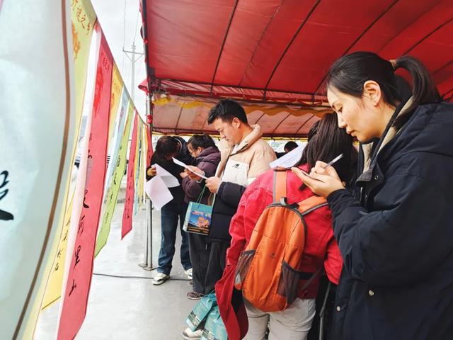 人气爆棚！桐梓春季“村晚”圈粉外地游客！