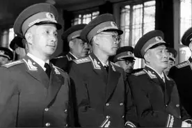 1965年军队减薪定级，为什么九位大将出现四个级别？图片