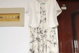 为参加婚礼准备了许多衣服，哪一件更合适呢？图片