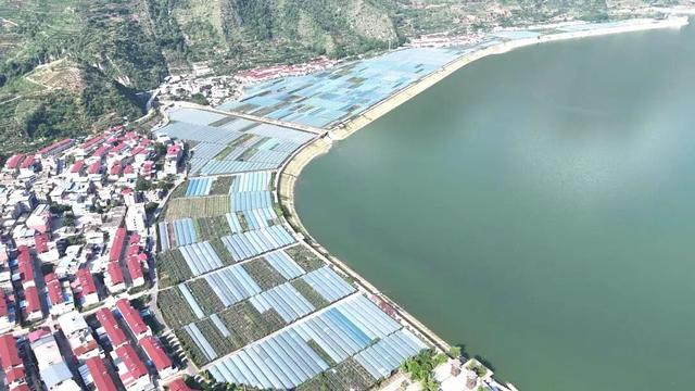 汉源有个月亮湾，月亮湾有个千亩葡萄观光采摘园