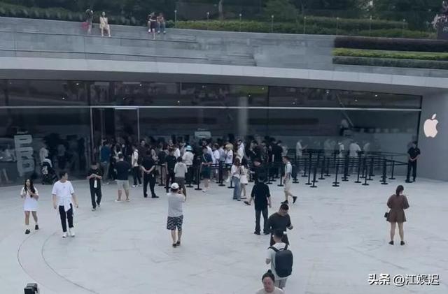 iPhone17被吐槽“没新意”，黄牛炒到15000，国人仍熬夜排队疯抢
