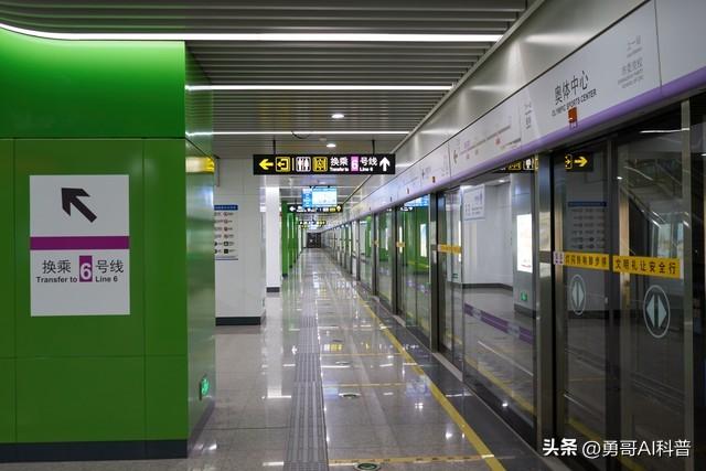 郑州地铁成避暑胜地！河南“土”味下的时尚基因藏不住了