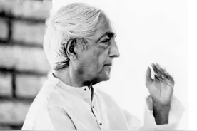 克里希那穆提：当观察者即所观之物时，能量就能聚合至最高点图片