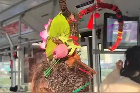 大妈们的时尚，公交车上的与众不同独特审美。图片