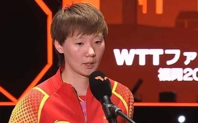王曼昱战胜早田希娜，却在比赛时被裁判警告，她一个举动霸气回应