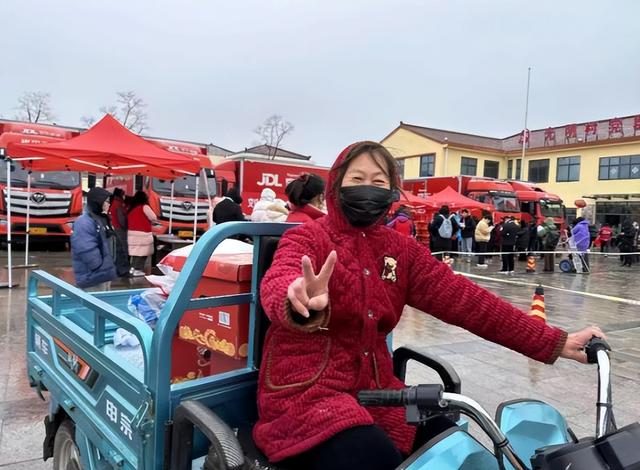 刘强东去看苏超了，喝着啤酒跳着舞，情绪好嗨，市长在旁边吹喇叭