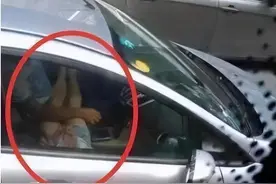 妹子，你是不是忘了车窗是透明的，别人已经看的一清二楚了。图片