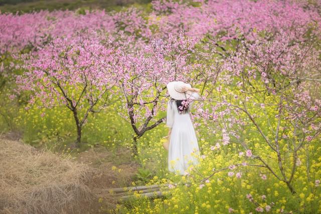 帅气的体育老师，把我叫到器材室，手把手教我“特殊”动作