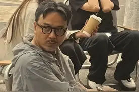 51岁汪涵在长沙被偶遇，穿人字拖嚼槟榔，大烟斗不离身，好悠闲啊图片