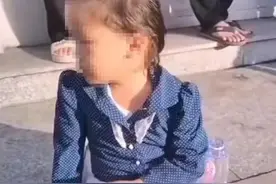 惊险万分：广东一女子骑车将孩子扔进河里,孩子已被救!女子被拘留图片