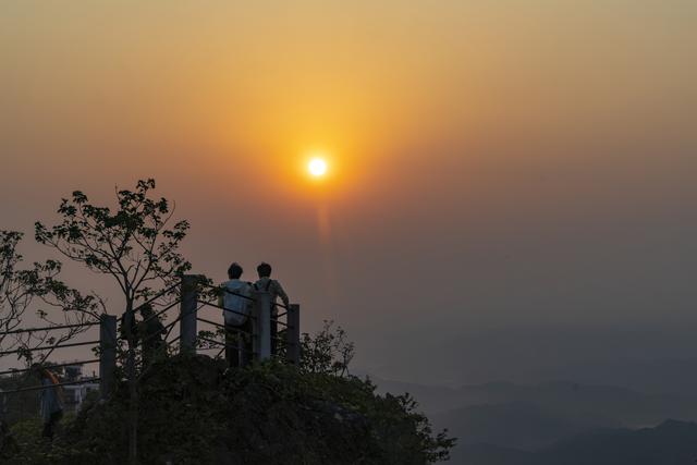 贵州兴义：云端探景 捕捉云海日出