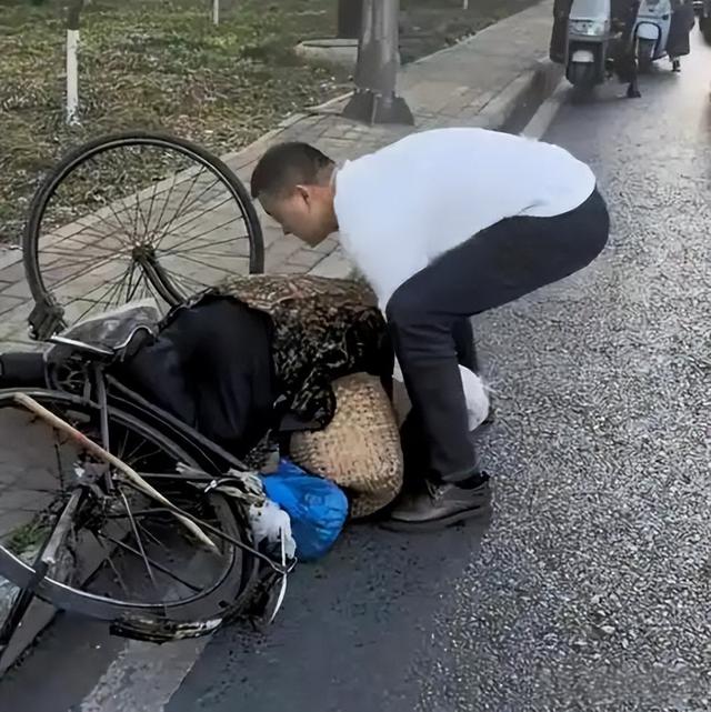 外卖小哥扶老人被讹3万，他借钱赔偿走人，次日接到90个电话