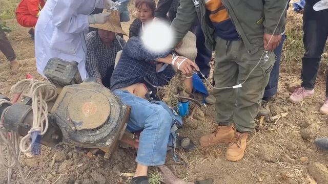 天黑抢收玉米，农妇半截身子被大家伙“吃”了！