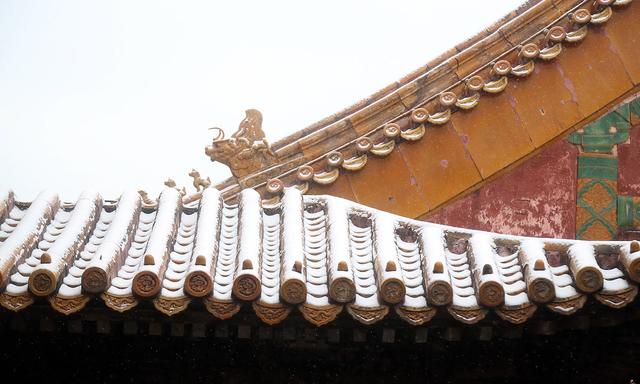 京城初雪拂过紫禁城的每一个角落 故宫红墙金瓦变身童话仙境