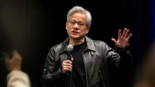 巴菲特狂抛股票，黄仁勋发布超级芯片，谁将赢得未来五年赌局？