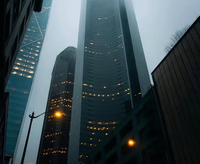 乌克兰姑娘来中国旅游，回国时在机场感叹：难怪乌克兰比不过中国