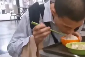 “把姜萍嫁给他？”北大韦神近照曝光，弓腰低头，袖口破烂引热议图片