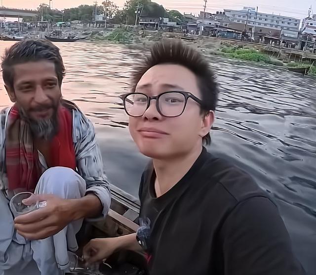 中国小伙在印度干了一杯恒河水，高烧三天全身肿胀，直言千万别喝