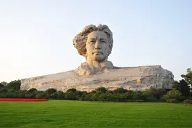 橘子洲头毛主席雕塑又要洗刷刷啦图片