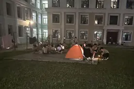 哈尔滨高温一高校男生在走廊和操场打地铺，校方：今年特殊情况图片