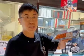 胖东来三文鱼事件引起民愤，打假博主被质疑，现身超市拒绝采访图片