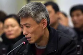 2003年刘涌被判死刑，死前喝一口白酒，让妻子在脚镣处塞了1元钱图片