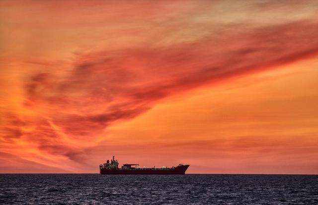 意外出手！伊朗时隔数月再扣外籍油轮，波斯湾局势生变