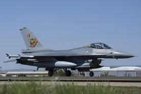 又摔一架！F-16在乌克兰接连坠毁，神话正在燃烧中陨落图片