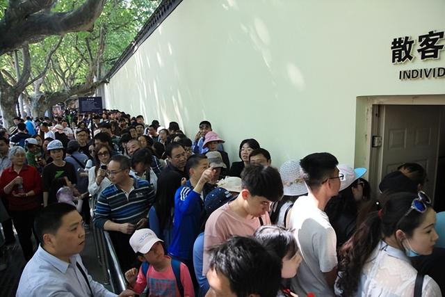 3万人挤爆灵隐寺！免门票不是亏本，是文旅经济新玩法？