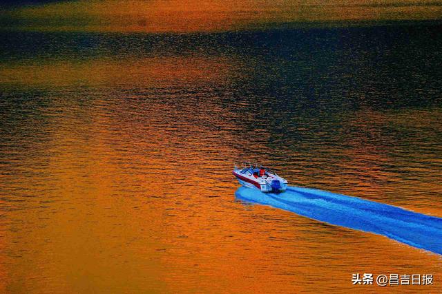 天池湖水与夕阳的浪漫美景，你见过吗？
