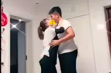起猛了！一位母亲晒与孩子亲昵照片被审判，她的回答更炸裂！图片