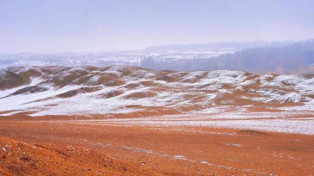 敦煌阳关迎来2025年初冬的第一场雪