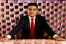 他把现金堆成山，高调捐款20亿后“消失”，如今现身却在家种地图片