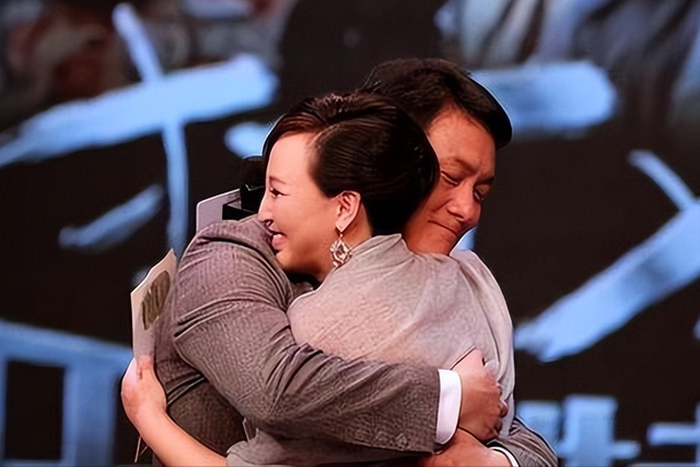 她19岁与导演私奔，在地下室裸婚连生3胎，今被丈夫用9部剧捧红