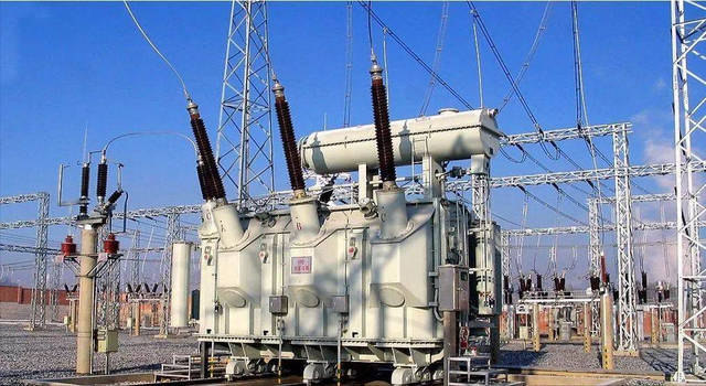 马斯克预言成真！全球抢购中国变压器，美国加税104%反被卡脖子