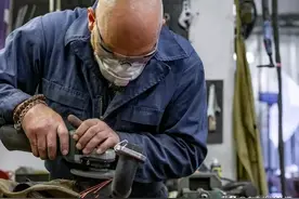 维修工65岁不退休，上班太闲被开除，事后老板上门求着回去图片