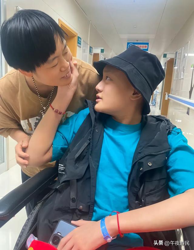 河南15岁男孩刘一圣去世	，因摔倒被确诊，前后仅一年，妈妈是网红