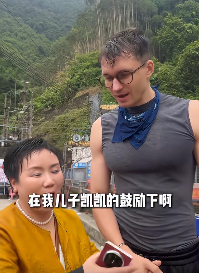 爱情乱了年纪！46岁大妈嫁儿子同学，绝经前怀混血儿，现生活幸福