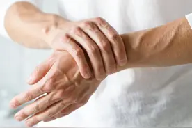 手关节疼痛肿胀，怀疑类风湿关节炎？记住这几点就够了图片