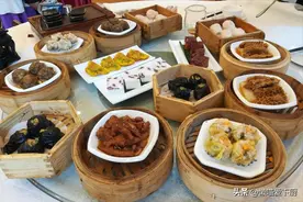 广东人喝早茶，手敲桌面3下啥意思？老规矩建议了解，避免闹笑话图片