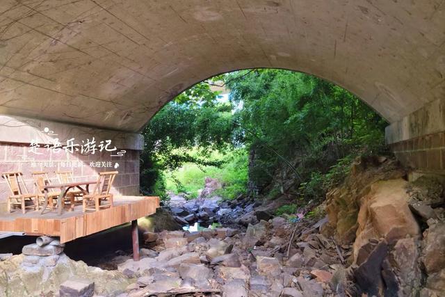 浙江宁波这处风景隐藏在山岙里，堪比桃源秘境，成为周末休闲胜地