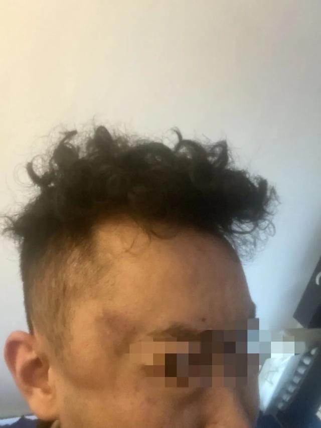 “母亲在派出所遭民警责骂，男子插话劝阻后被拖进女厕遭3人群殴”，终审维持原判：民警张某被判8个月，2名辅警被判缓刑 第2张