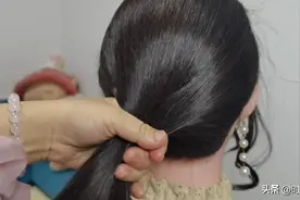 长发低丸子头这样扎简单还好看，一年四季都适合扎的长发低盘发图片