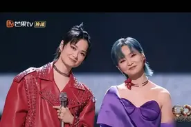 “超女”20年后，李宇春周笔畅再次同台合唱图片